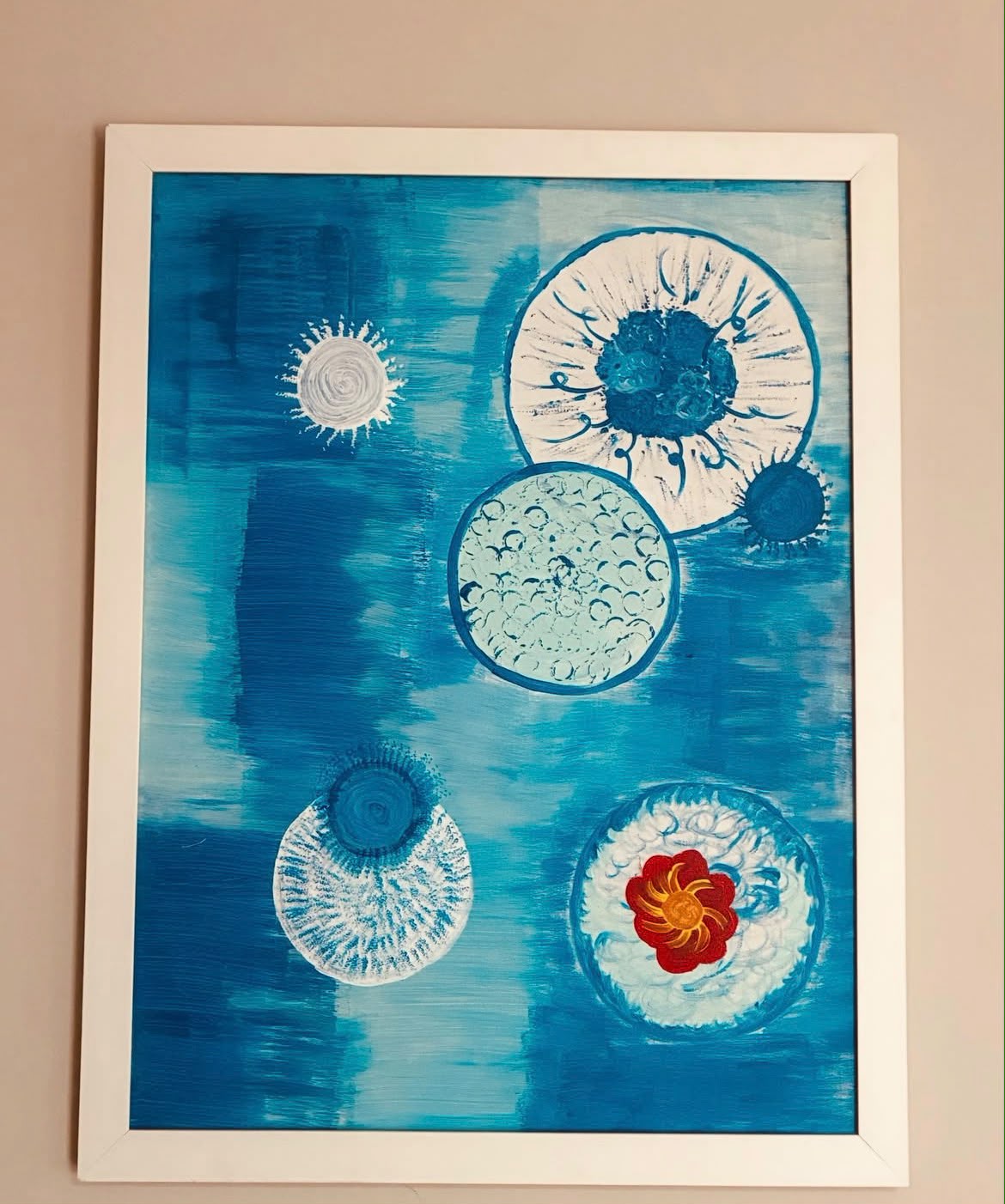 Pintura autoral em tons azuis com formas circulares e flor vermelha