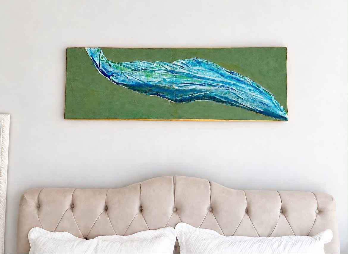 Pintura autoral em relevo azul e verde evocando o movimento da água